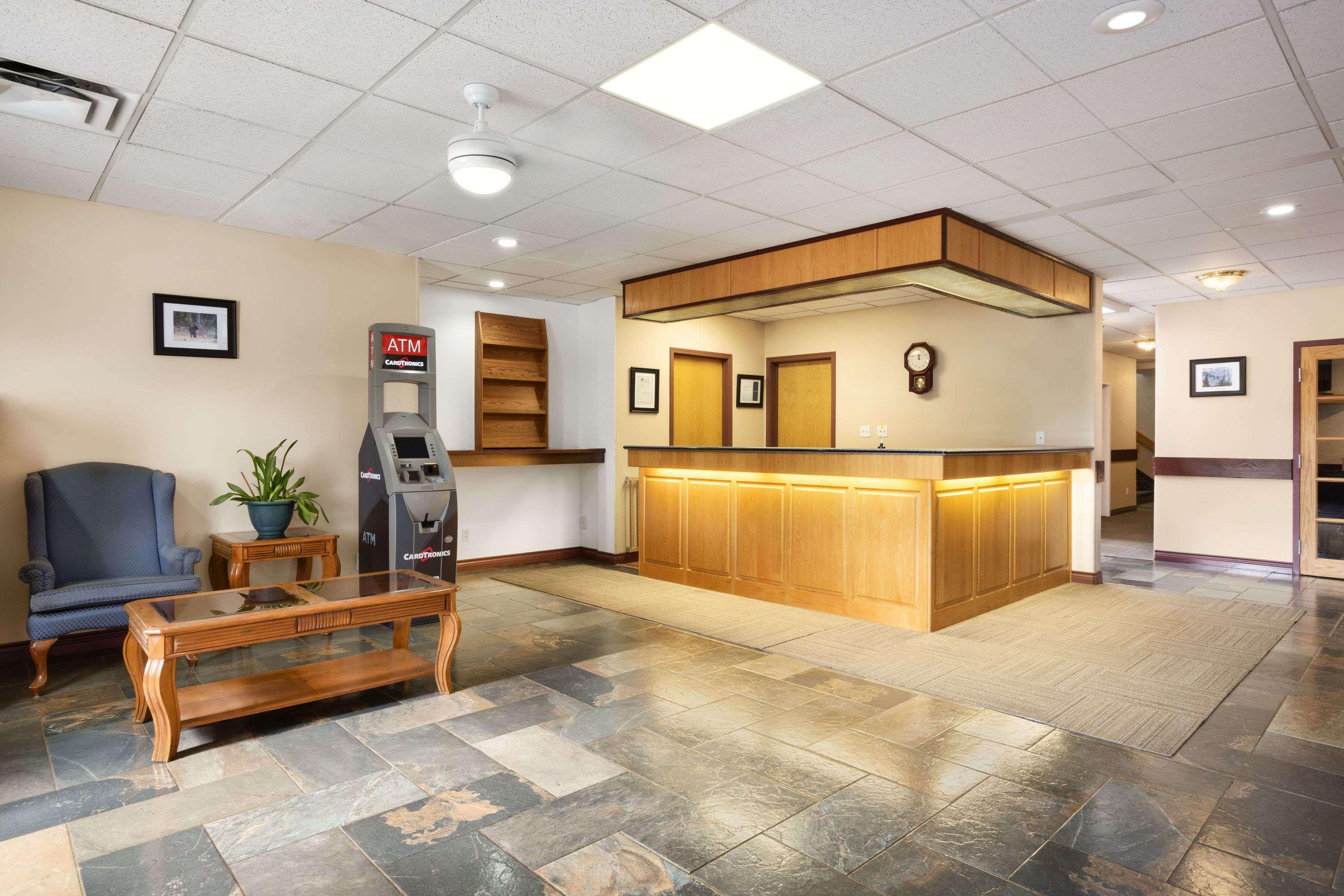 Days Inn By Wyndham Хинтон Экстерьер фото